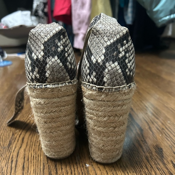 Marc Fisher LTD Snakeprint Wedges - Size 8 - Picture 2 of 5